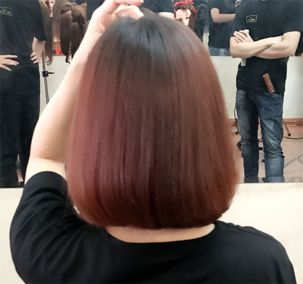 Nếu bạn đang muốn thay đổi phong cách một cách hoàn hảo, hãy tìm kiếm hình ảnh về cách bóc đỏ và nhuộm màu nâu khói cho tóc. Với vẻ ngoài cá tính và mộc mạc, kiểu tóc này sẽ giúp bạn toát lên sự tự tin và thu hút mọi ánh nhìn.