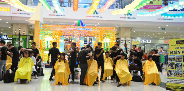 (Thực hành cắt tóc miễn phí trên tóc thật tại Savico Megamall) (Thực hành cắt tóc miễn phí trên tóc thật tại Savico Megamall)