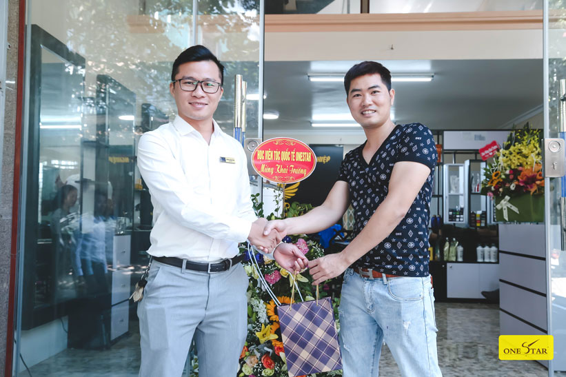 Giám đốc học viện tóc OneStar đến chia vui, tặng hoa cho bạn học viên mở Salon tóc Giám đốc học viện tóc OneStar đến chia vui, tặng hoa cho bạn học viên mở Salon tóc