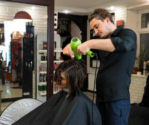 Bài học sấy tóc khi học cắt tóc miễn phí tại salon