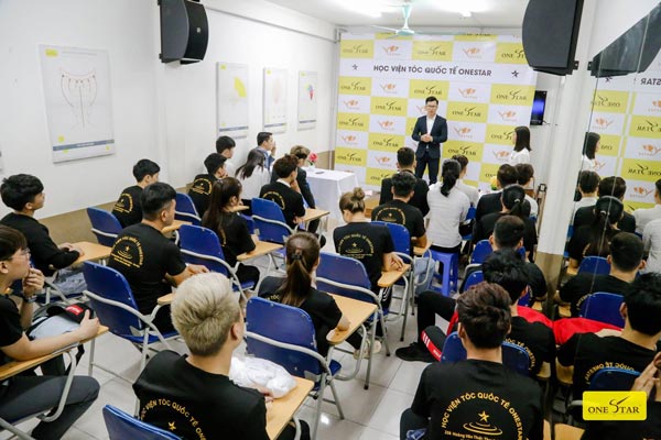 Buổi học về kỹ năng mềm do giám đốc của Học Viện Tóc Onestar tổ chức dành cho các bạn học viện mới nhập học Buổi học về kỹ năng mềm do giám đốc của Học Viện Tóc Onestar tổ chức dành cho các bạn học viện mới nhập học