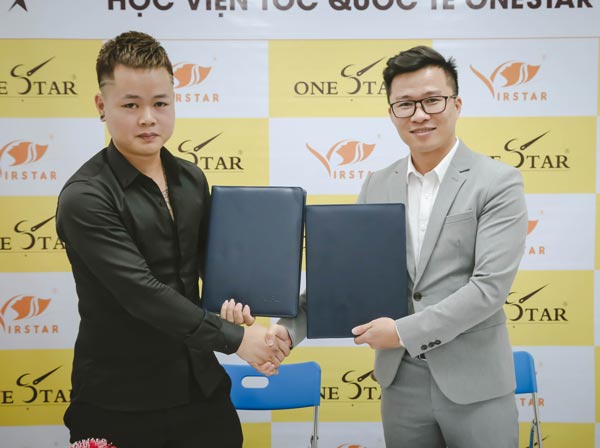 Đại diện Học viện tóc OneStar và giảng viên Tuấn Kọt chụp ảnh chung sau khi ký kết hợp tác.