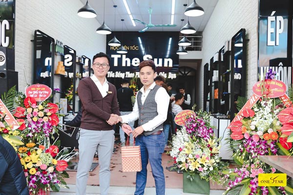 Học viên sau khi tốt nghiệp khóa học cắt tóc tại OneStar có thể tự tin mở Salon và đứng cắt Học viên sau khi tốt nghiệp khóa học cắt tóc tại OneStar có thể tự tin mở Salon và đứng cắt