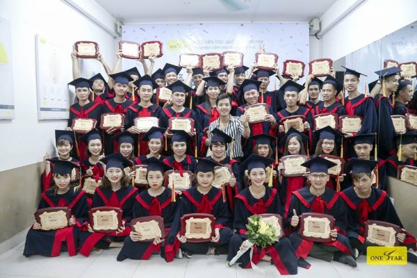 Nếu bạn muốn theo đuổi nghề tóc để có mức lương ổn định và không mất nhiều thời gian học thì không nên bỏ qua OneStar Nếu bạn muốn theo đuổi nghề tóc để có mức lương ổn định và không mất nhiều thời gian học thì không nên bỏ qua OneStar