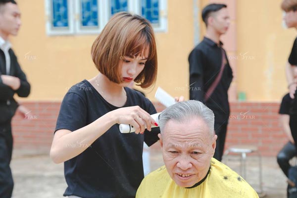 Kiểu tóc lạ khiến cụ ông trẻ ra chục tuổi nhưng ai nhìn vào cũng nhún vai  khó hiểu  Netizen  Việt Giải Trí