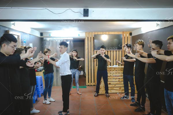 Học viên được hướng dẫn tỉ mỉ tại Học viện tóc Quốc tế OneStar Học viên được hướng dẫn tỉ mỉ tại Học viện tóc Quốc tế OneStar