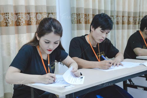 Các thí sinh chăm chú làm bài một cách nghiêm túc Các thí sinh chăm chú làm bài một cách nghiêm túc