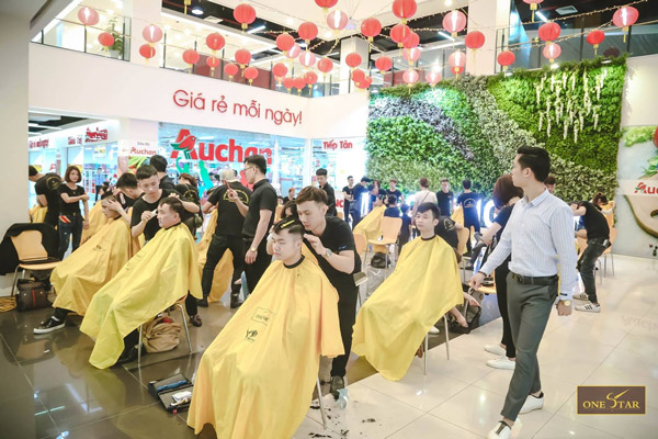 Học cắt tóc tại ONESTAR - Học viên sẽ được thực hành trực tiếp trên mẫu thật Học cắt tóc tại ONESTAR - Học viên sẽ được thực hành trực tiếp trên mẫu thật