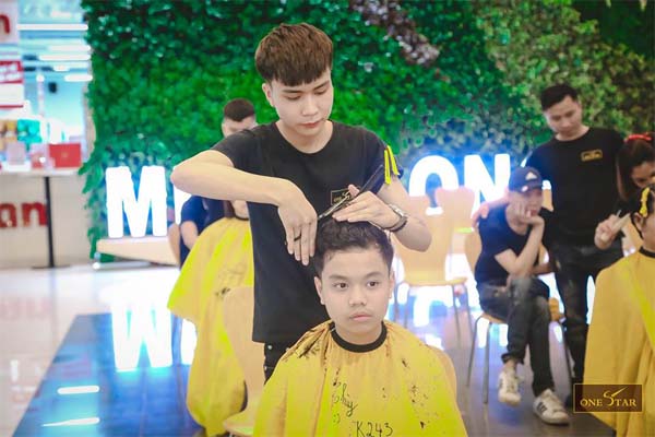 Bạn nên học thực hành cắt tóc sau các giờ lý thuyết để tiếp thu kiến thức được tốt nhất Bạn nên học thực hành cắt tóc sau các giờ lý thuyết để tiếp thu kiến thức được tốt nhất