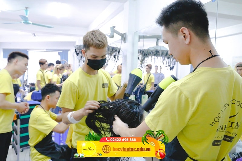 Các salon tóc ở Hà Tĩnh khẩn trương dọn dẹp sẵn sàng đón khách trở lại